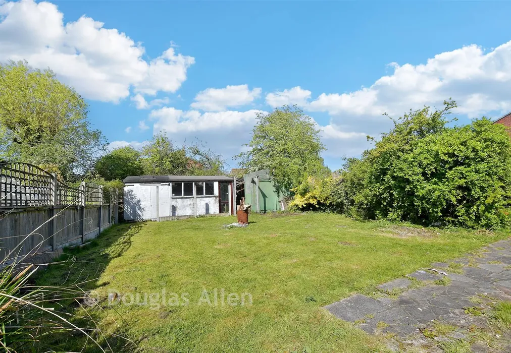 Rear Garden - Railway Approach, Basildon, Essex - Wards of Kent