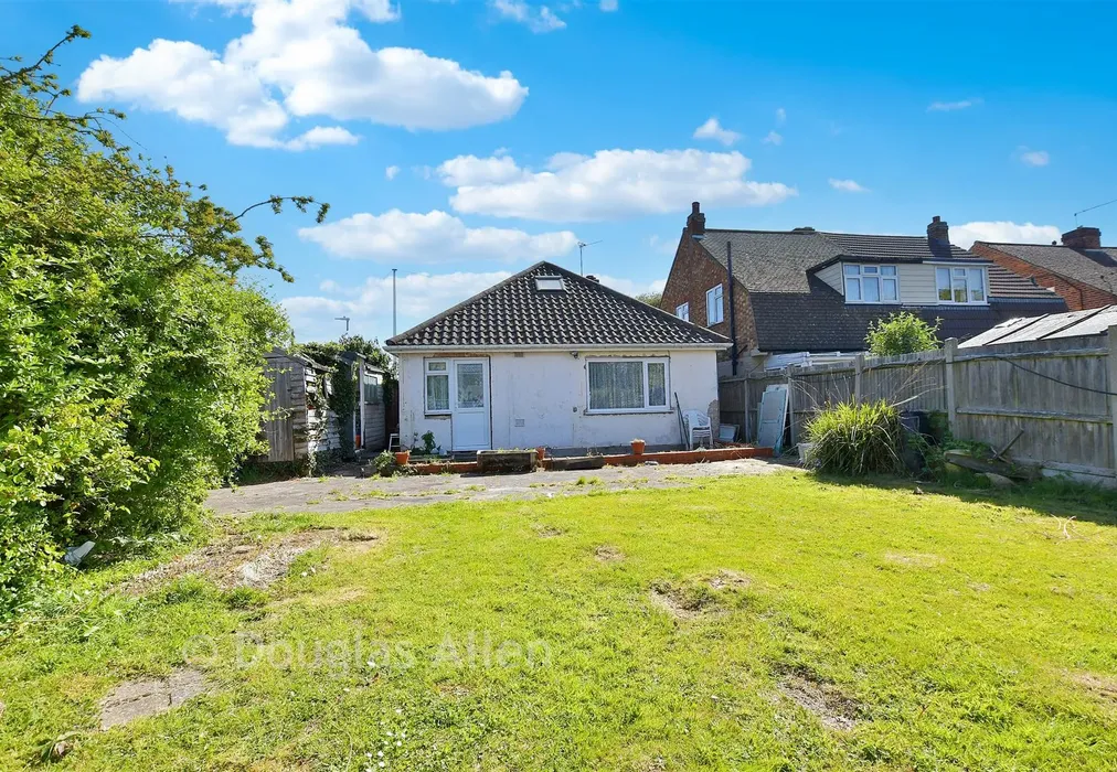 Rear Garden - Railway Approach, Basildon, Essex - Wards of Kent