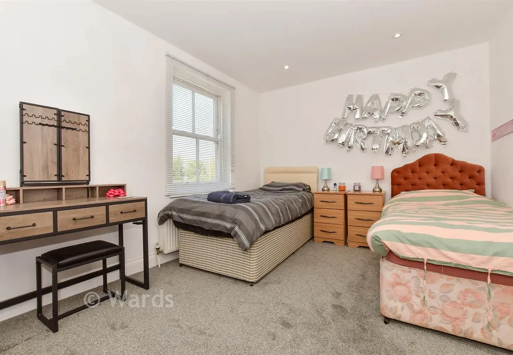 Bedroom 1 - Queens Courtyard, Dover, Kent - Wards of Kent