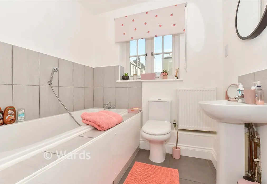 Bathroom - Queens Courtyard, Dover, Kent - Wards of Kent