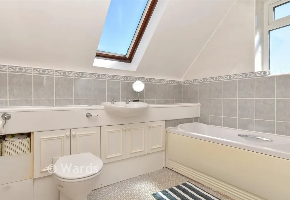 En-Suite - Turners Court, West Kingsdown, Sevenoaks, Kent - Wards of Kent