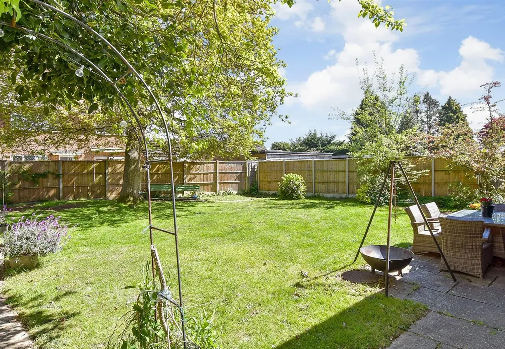 Rear Garden - Turners Court, West Kingsdown, Sevenoaks, Kent - Wards of Kent