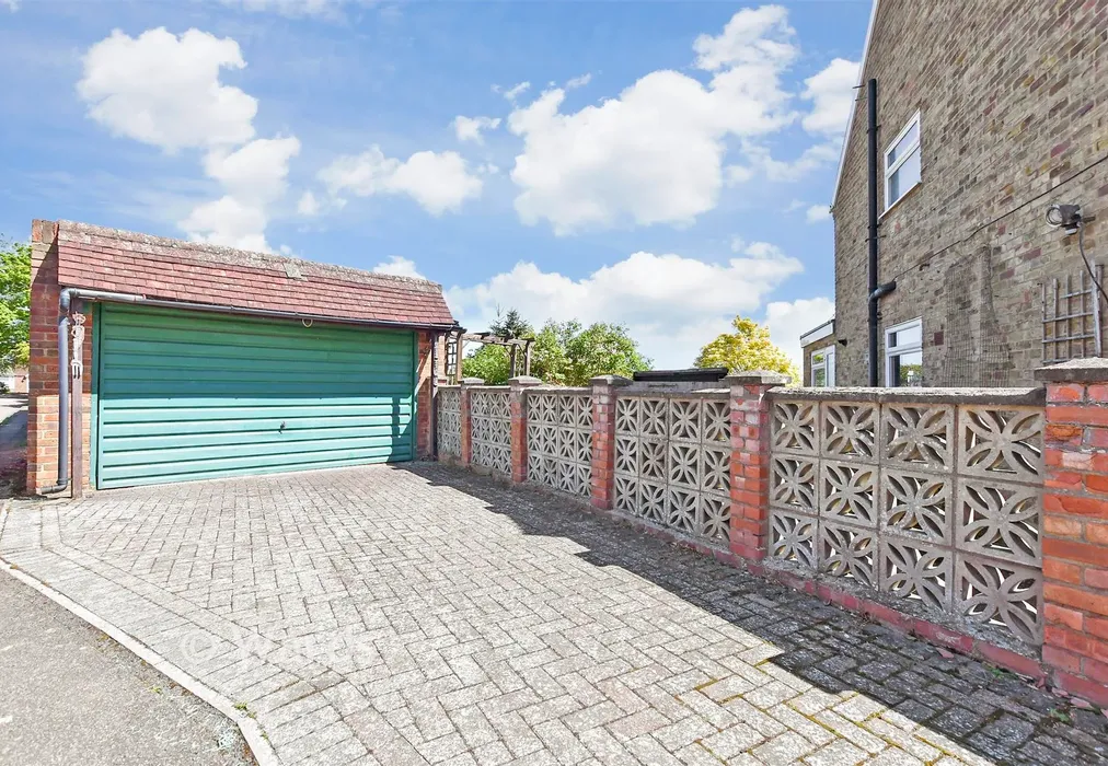 Driveway/Parking - The Ferns, Larkfield, Aylesford, Kent - Wards of Kent