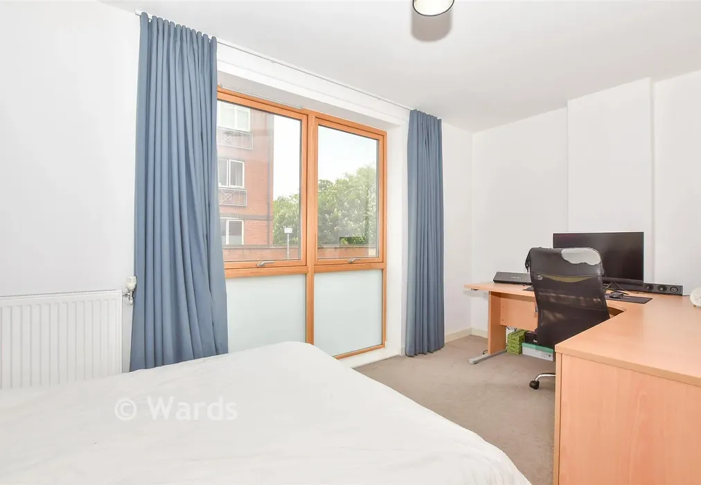 Bedroom 1 - Avebury Avenue, Tonbridge, Kent - Wards of Kent