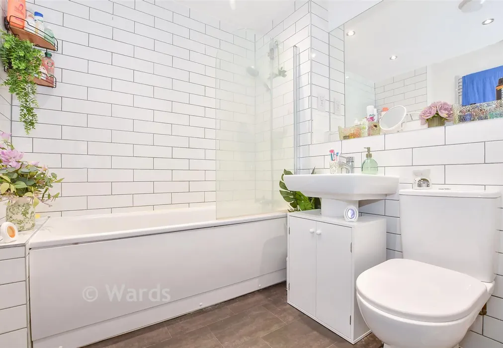 Bathroom - Avebury Avenue, Tonbridge, Kent - Wards of Kent