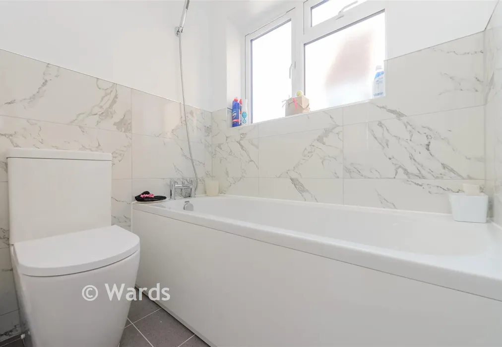 Bathroom - Bexley Road, Erith, Kent - Wards of Kent