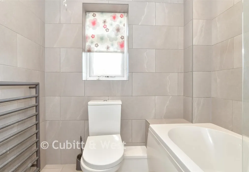 Bathroom - Audret Close, Fareham, Hampshire - Wards of Kent