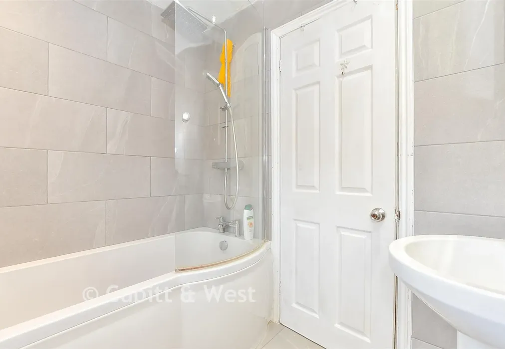 Bathroom - Audret Close, Fareham, Hampshire - Wards of Kent