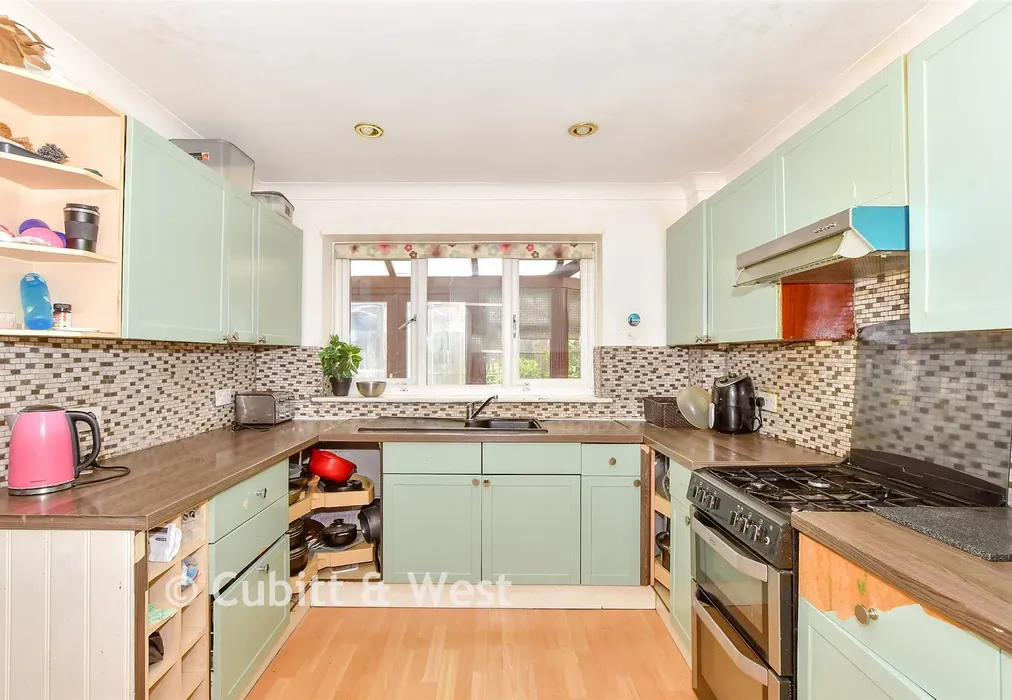 Kitchen - Audret Close, Fareham, Hampshire - Wards of Kent