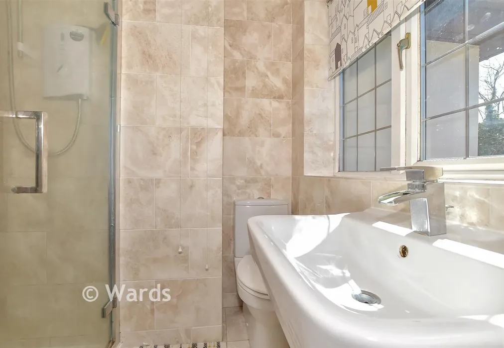 En-Suite - Bridleway Gardens, Broadstairs, Kent - Wards of Kent