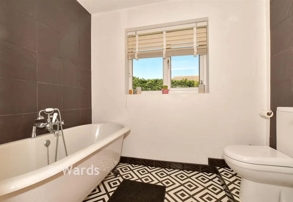 Bathroom - Bridleway Gardens, Broadstairs, Kent - Wards of Kent