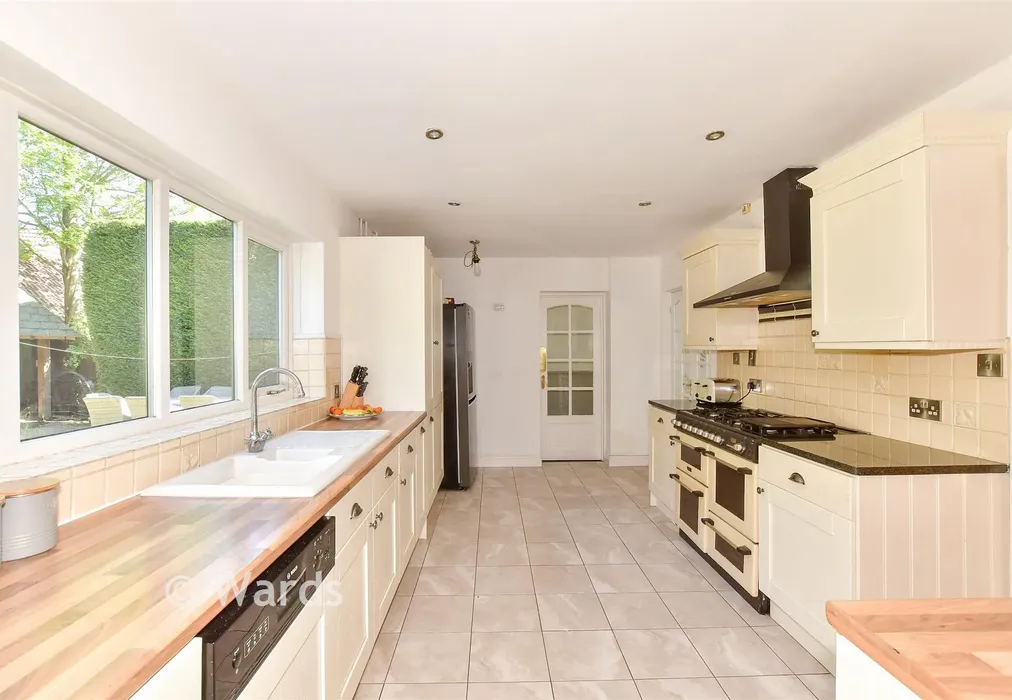 Kitchen - Bridleway Gardens, Broadstairs, Kent - Wards of Kent