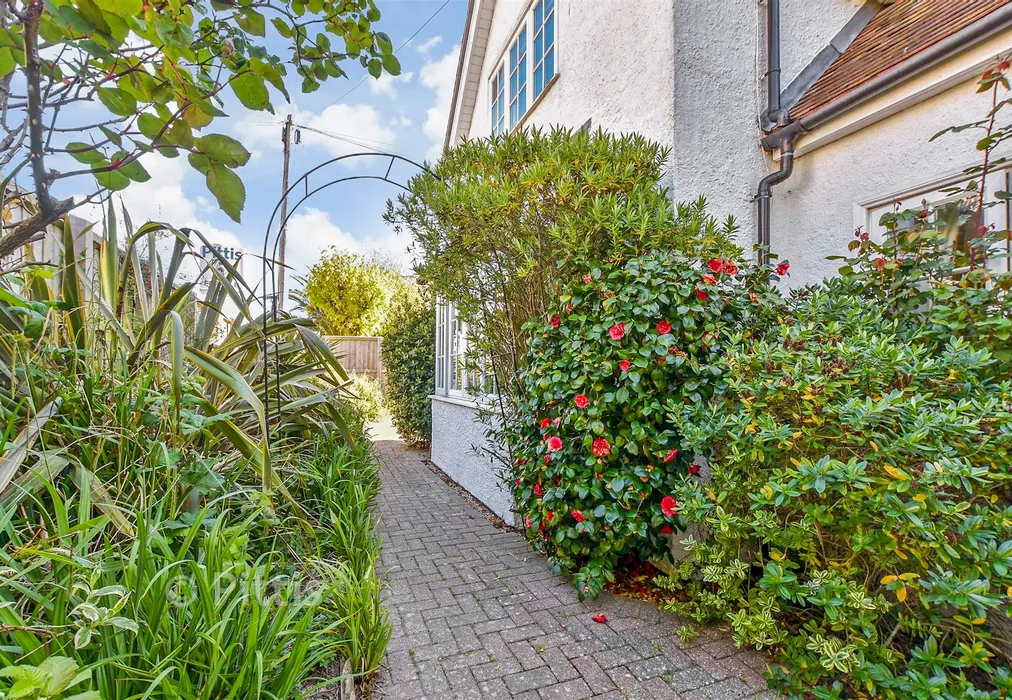 Side Garden - St. John's Road, Sandown, Isle of Wight - Wards of Kent