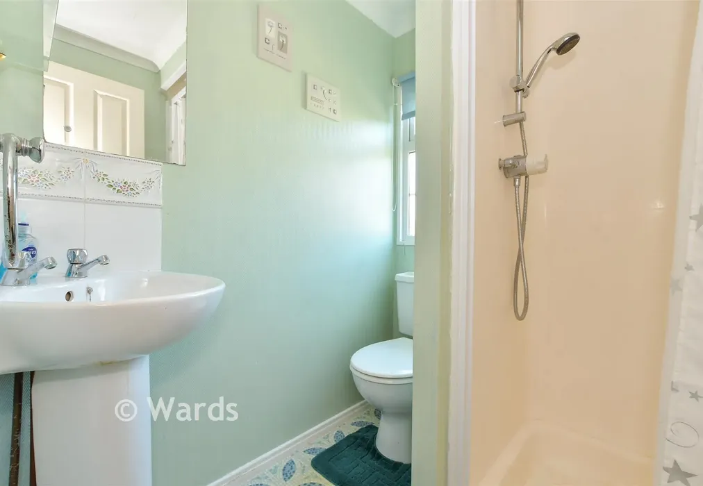 En-Suite - Golf Road, Deal, Kent - Wards of Kent