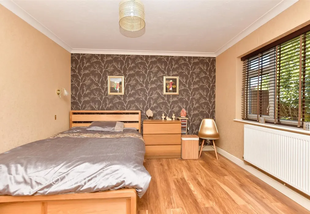 Bedroom 1 - Barton Hill Drive, Minster On Sea, Sheerness, Kent - Wards of Kent