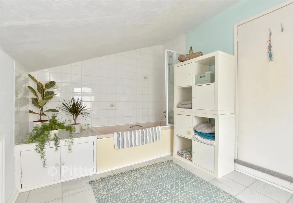 Bathroom - West Street, Ventnor, Isle of Wight - Wards of Kent