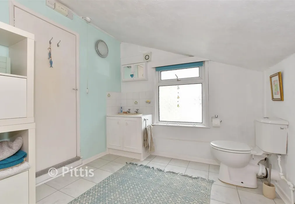 Bathroom - West Street, Ventnor, Isle of Wight - Wards of Kent