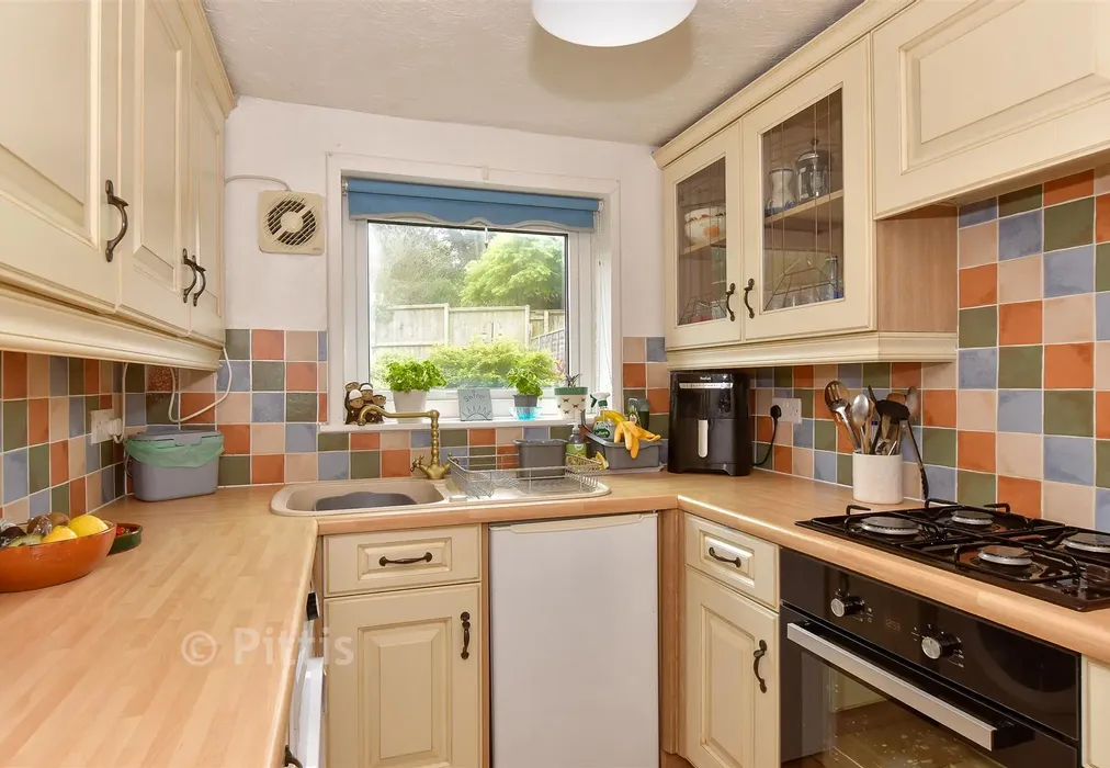 Kitchen - West Street, Ventnor, Isle of Wight - Wards of Kent