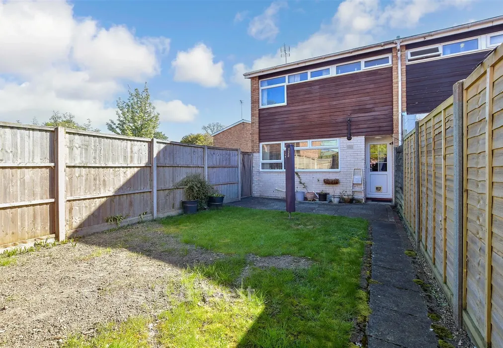 Rear Garden - Beaumont Square, Cranleigh, Surrey - Wards of Kent