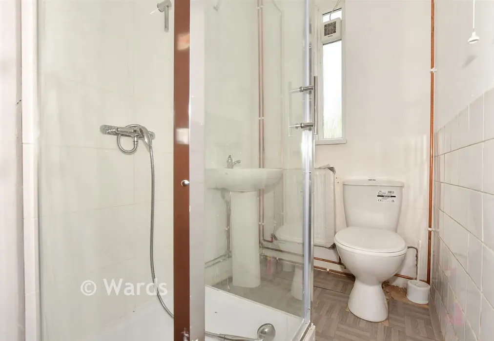 Bathroom - Tennyson Place, Folkestone, Kent - Wards of Kent