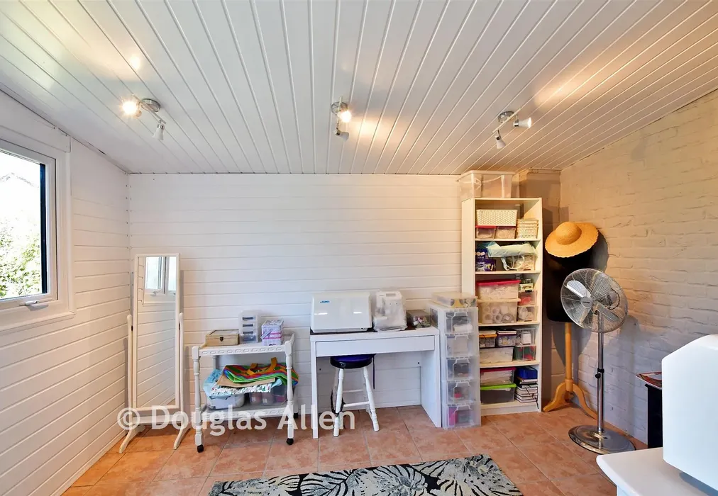 Workshop/Outbuildings - Crays Hill, Billericay, Essex - Wards of Kent