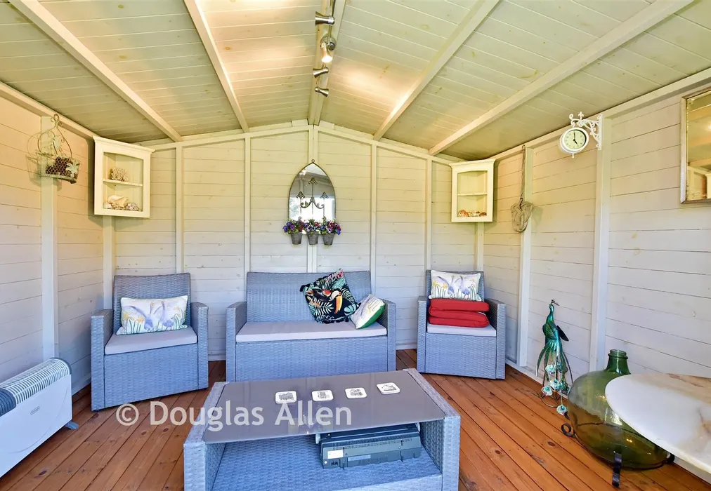 Workshop/Outbuildings - Crays Hill, Billericay, Essex - Wards of Kent