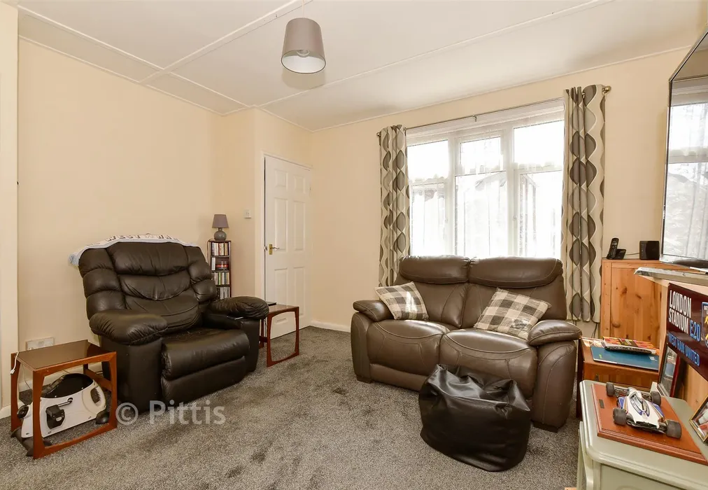 Lounge - Highfield Road, Newport, Isle of Wight - Wards of Kent