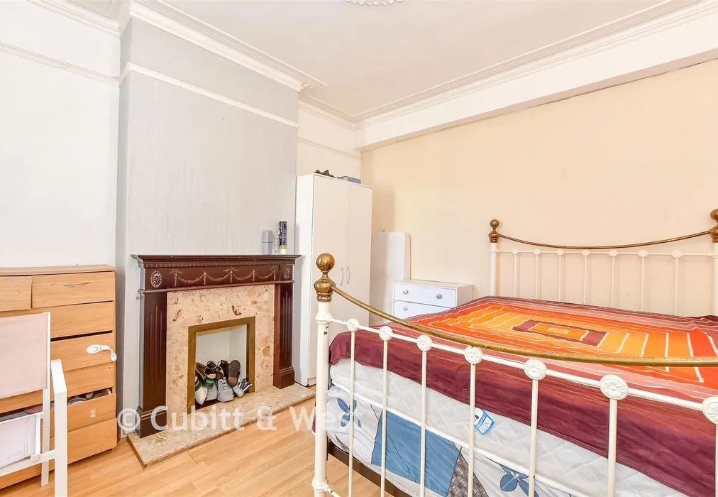 Family Room - Powerscourt Road, North End, Portsmouth, Hampshire - Wards of Kent