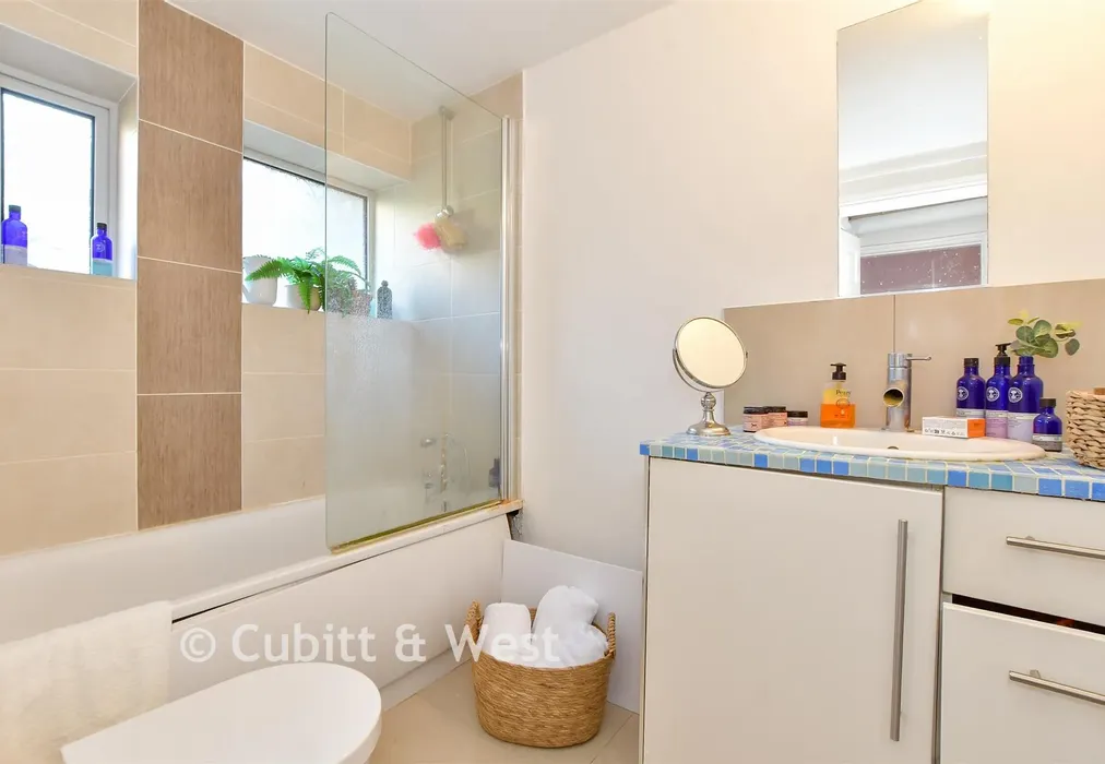Bathroom - South Terrace, Littlehampton, West Sussex - Wards of Kent
