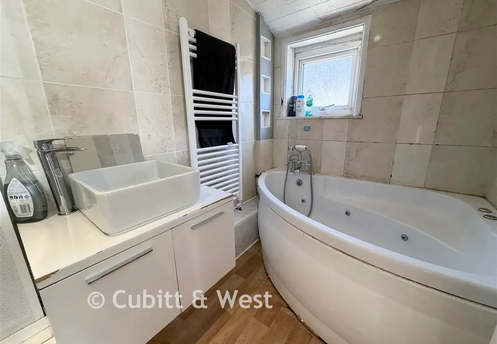 Bathroom - New Road East, Portsmouth, Hampshire - Wards of Kent