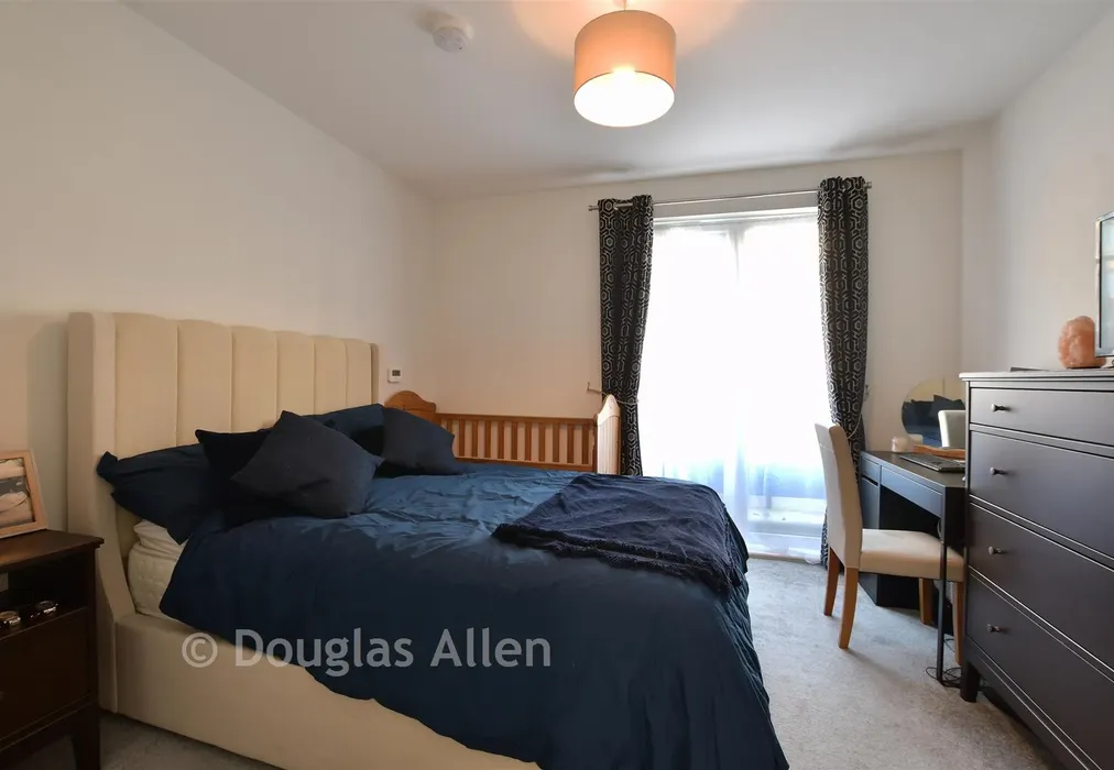 Bedroom 1 - Luctons Close, Loughton, Essex - Wards of Kent