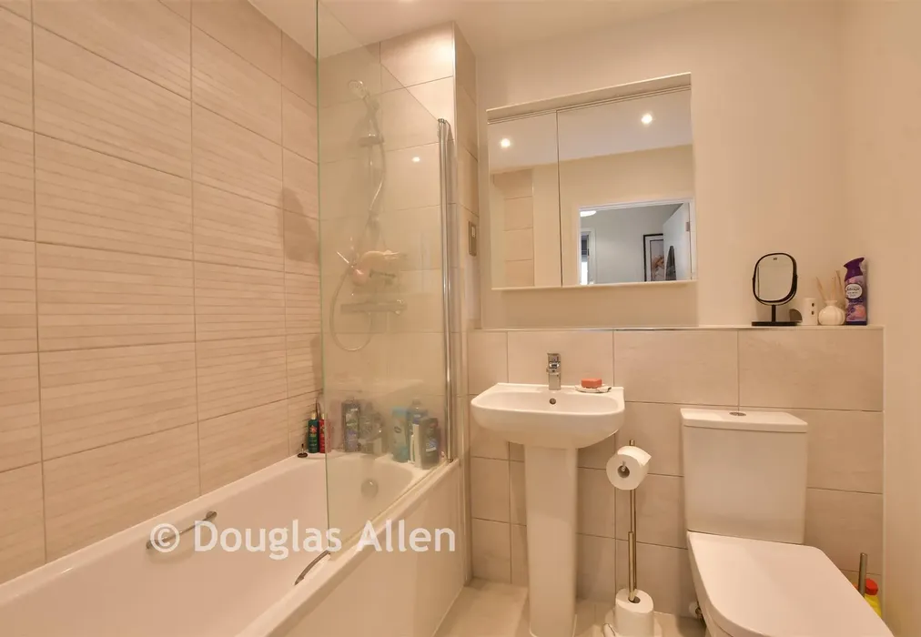 Bathroom - Luctons Close, Loughton, Essex - Wards of Kent