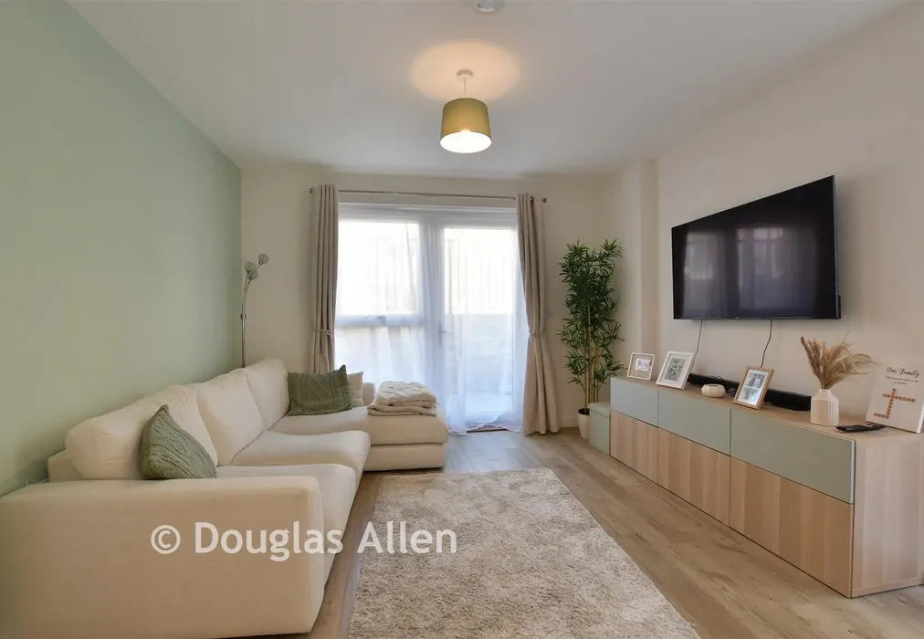 Lounge/Kitchen /Dining Room - Luctons Close, Loughton, Essex - Wards of Kent