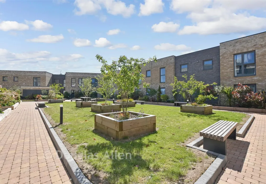 Communal Gardens - Luctons Close, Loughton, Essex - Wards of Kent