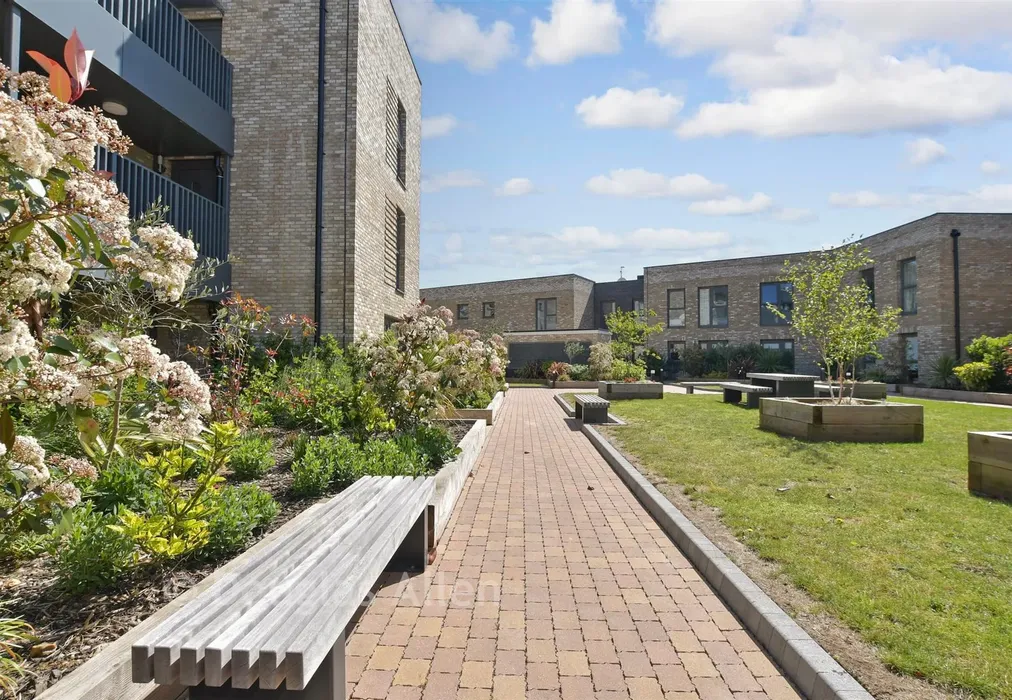 Communal Gardens - Luctons Close, Loughton, Essex - Wards of Kent