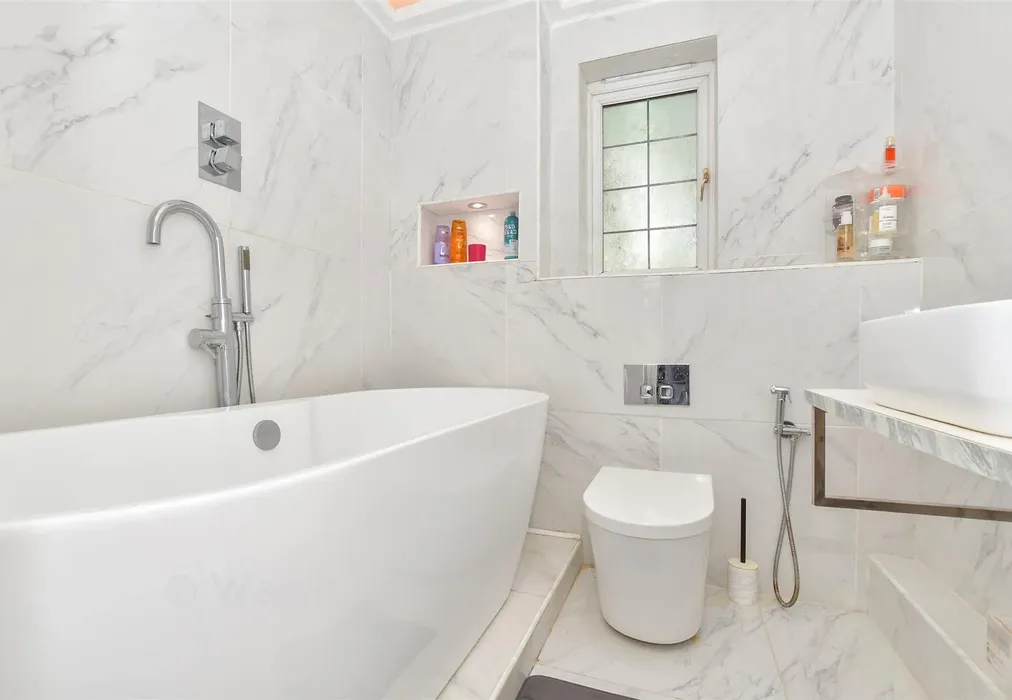 Bathroom - Harrow Way, Kingsnorth, Ashford, Kent - Wards of Kent