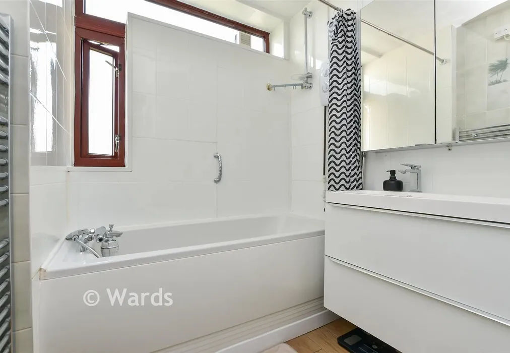 Bathroom - Gainsboro Road, Birchington, Kent - Wards of Kent