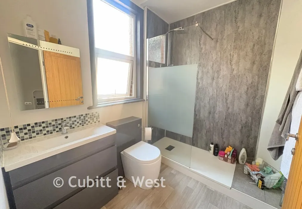 Bathroom - Alverstone Road, Southsea, Hampshire - Wards of Kent