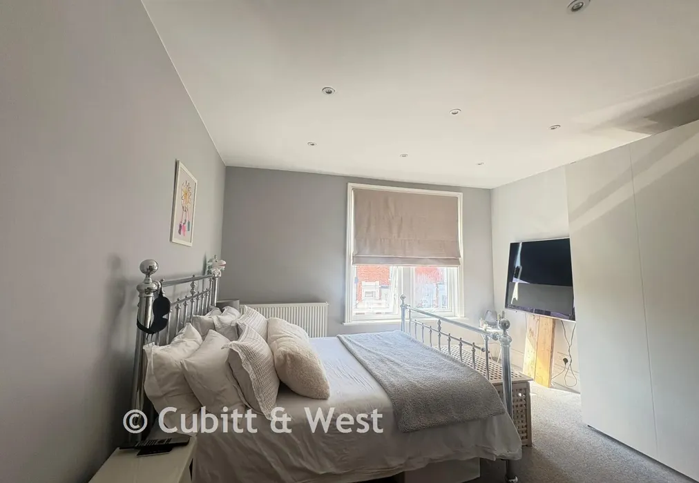 Bedroom 1 - Alverstone Road, Southsea, Hampshire - Wards of Kent