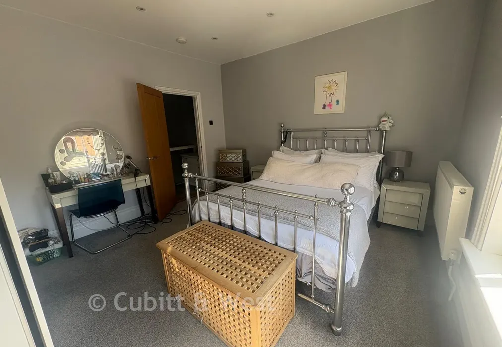 Bedroom 1 - Alverstone Road, Southsea, Hampshire - Wards of Kent