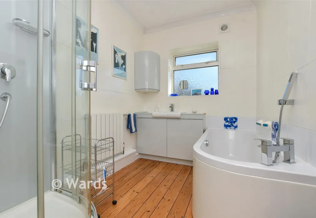 Bathroom - Elms Avenue, Ramsgate, Kent - Wards of Kent