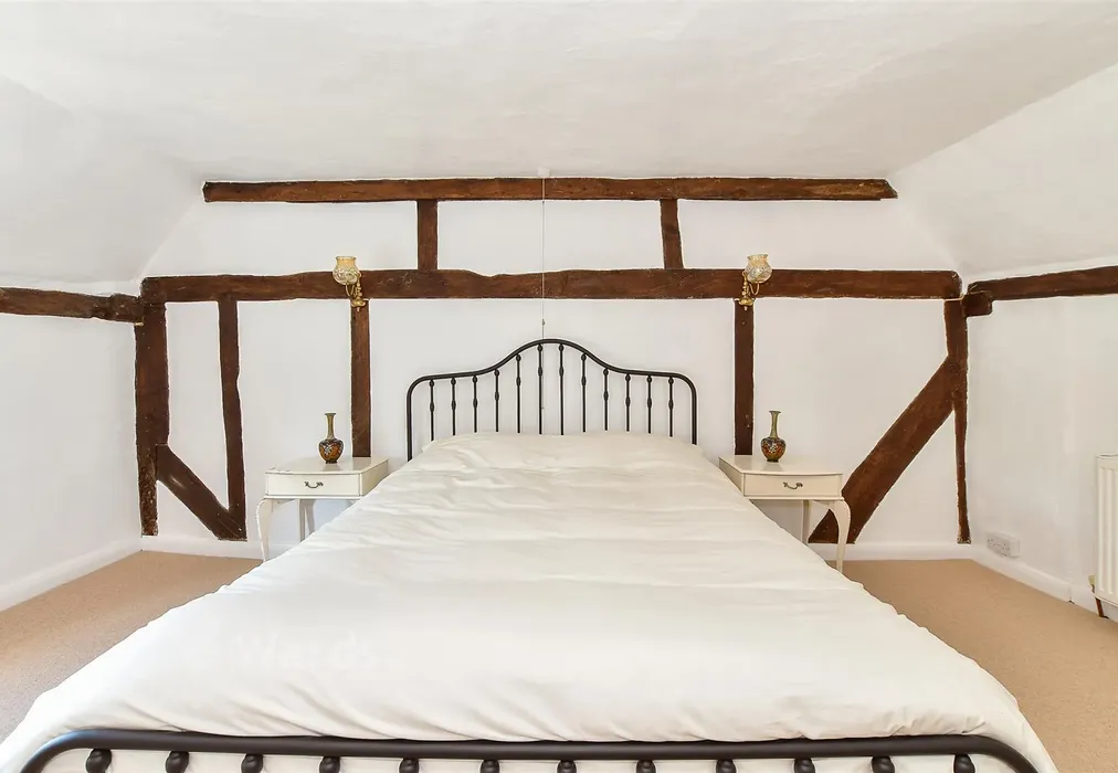 Bedroom 1 - West End, Marden, Kent - Wards of Kent