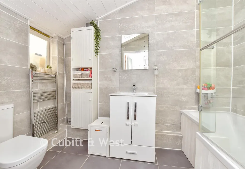 Bathroom - Emsworth Road, Portsmouth, Hampshire - Wards of Kent