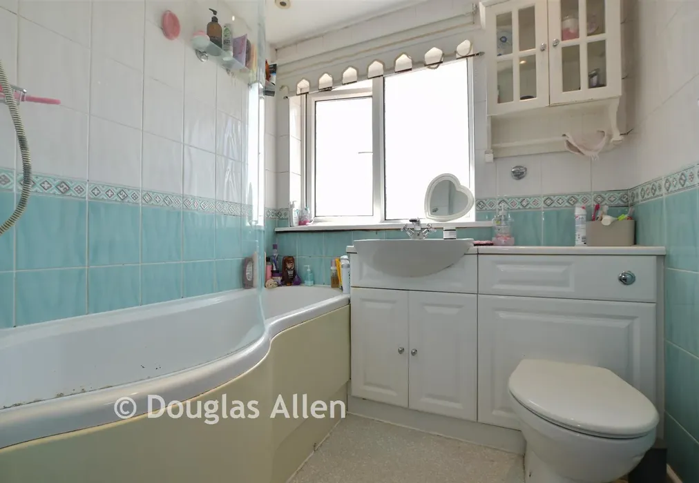 Bathroom - Howell Road, Thurrock, Essex - Wards of Kent