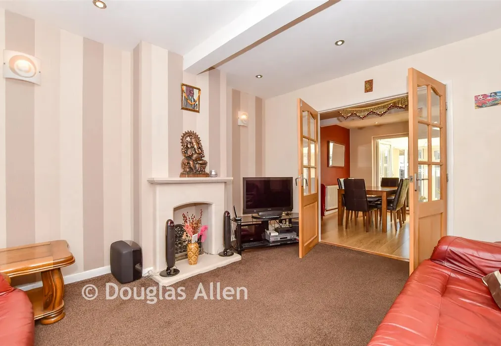Lounge - Carnforth Gardens, Elm Park, Hornchurch, Essex - Wards of Kent