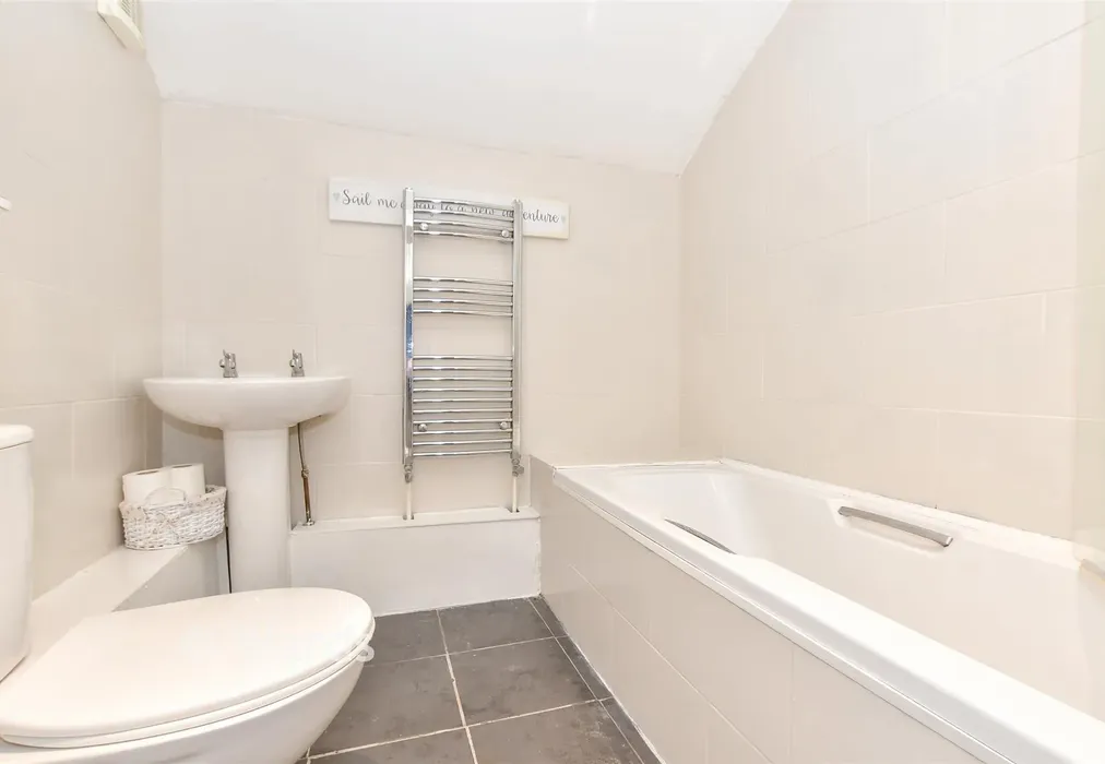 Bathroom - Whitfeld Road, Ashford, Kent - Wards of Kent