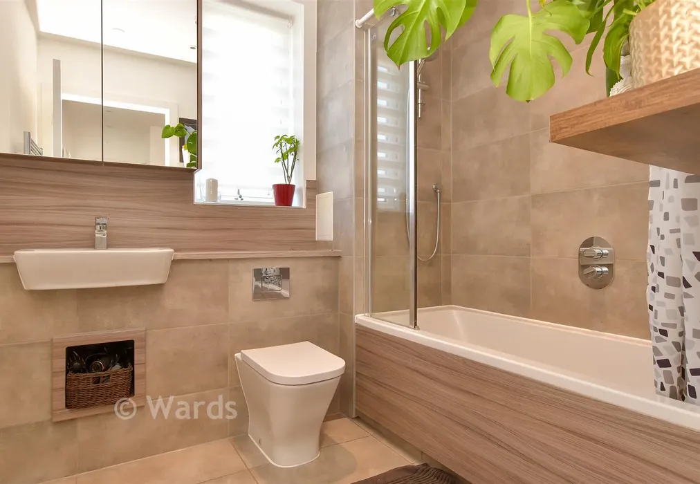 Bathroom - Belvedere Road, Rochester, Kent - Wards of Kent