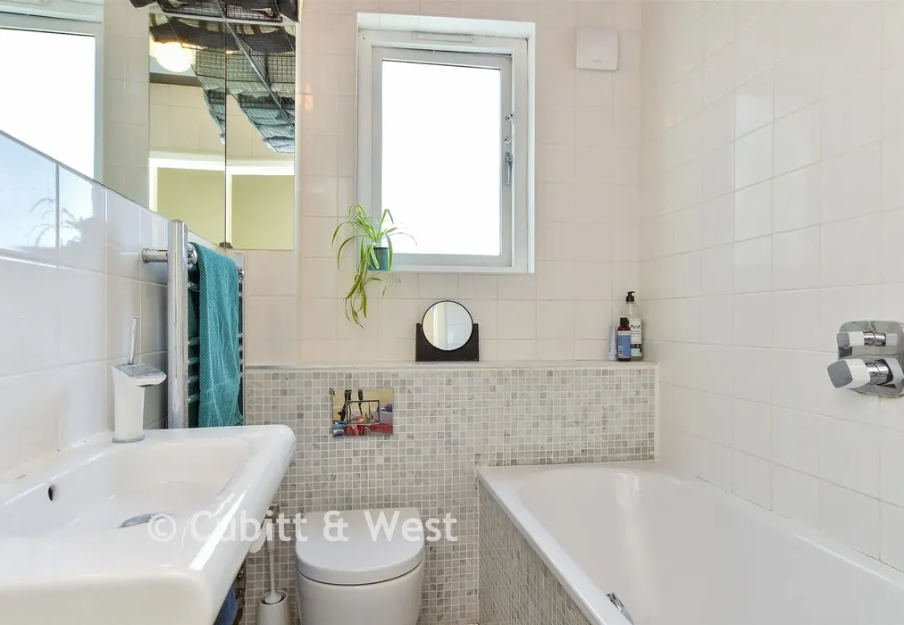 Bathroom - Osborne Road, Brighton, East Sussex - Wards of Kent