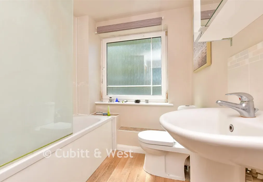 Bathroom - Buffers Lane, Leatherhead, Surrey - Wards of Kent