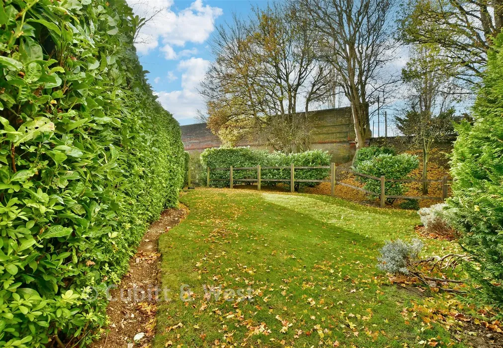 Communal Gardens - Buffers Lane, Leatherhead, Surrey - Wards of Kent